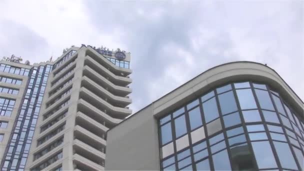 Hoogbouw gebouw — Stockvideo