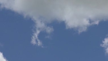 Bulutlar ve mavi gökyüzü - hareketli zaman atlamalı hızı 10 x