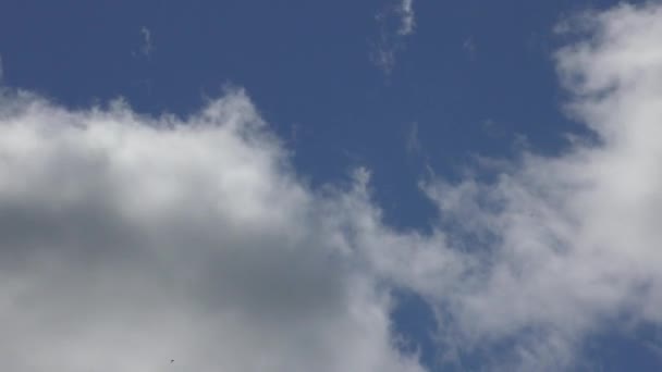 Nuages mouvants et ciel bleu - Vitesse d'écoulement du temps 10x 