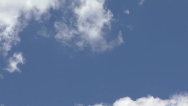 Nuages mouvants et ciel bleu - Vitesse d'écoulement du temps 10x 