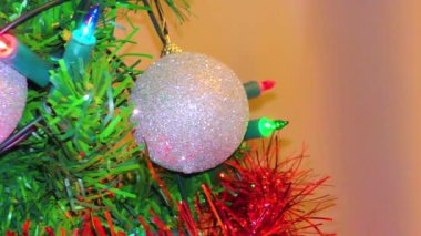 Suni Tahta Ağaç Üzerine Noel Balosu Dekorasyonu
