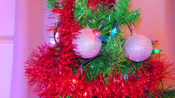 Χριστουγεννιάτικη Διακόσμηση Μπάλα Για Τεχνητό Δέντρο Fir — Αρχείο Βίντεο