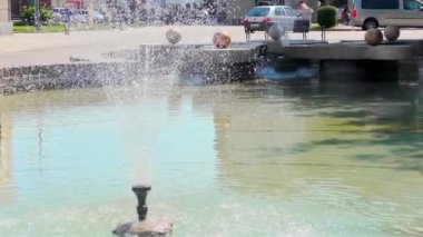 Şehirdeki Küçük Modern Fontain, Güneşli Gün