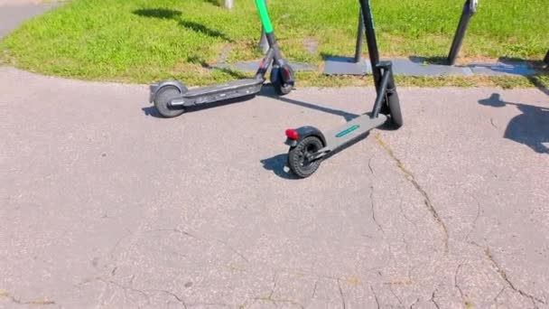 Elektrikli Scooter Lar Kaldırıma Park Edildi — Stok video