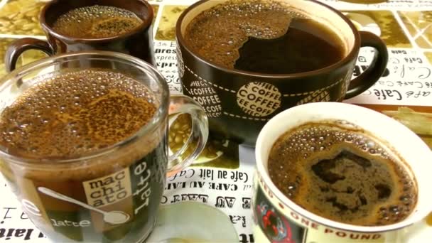 Quatro xícaras com café quente . — Vídeo de Stock