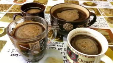 Dört fincan sıcak kahve ile