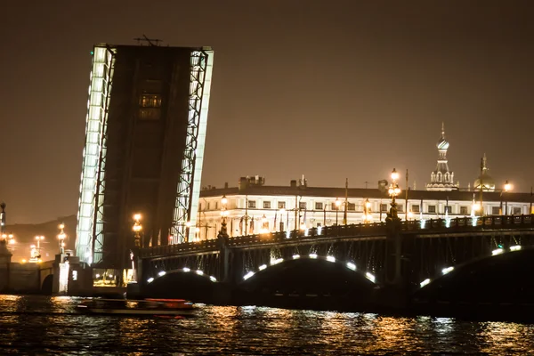 Notte ponti a San Pietroburgo — Foto Stock