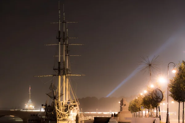 Eski şehirde demirlemiş gemiyi