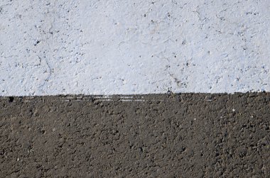 Kuru asfalt üzerinde beyaz boya yağlı şerit