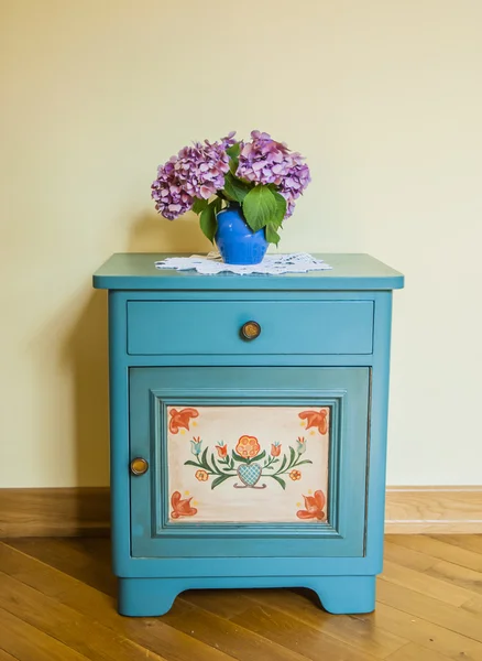 Çiçek ile eski dolap