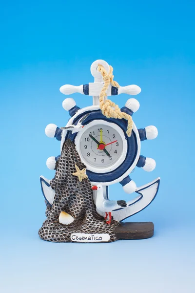 Mavi arka plan üzerinde saat