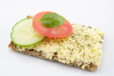 Peynirli salata crispbread üzerinde