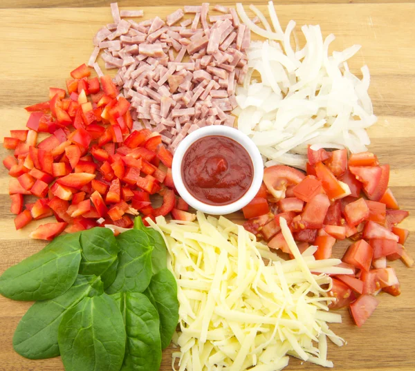 Ahşap tahta üzerinde Pizza için malzemeler