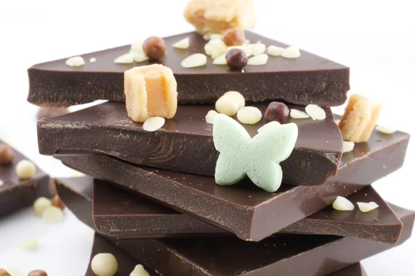 Beyaz arkaplanda çikolata