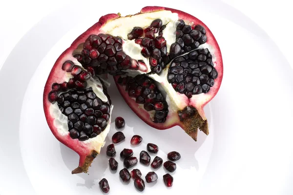 Nar beyaz plaka üzerinde