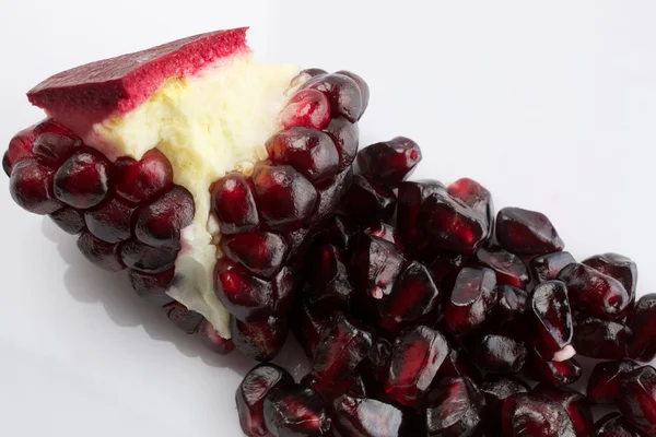 Beyaz arkaplanda nar