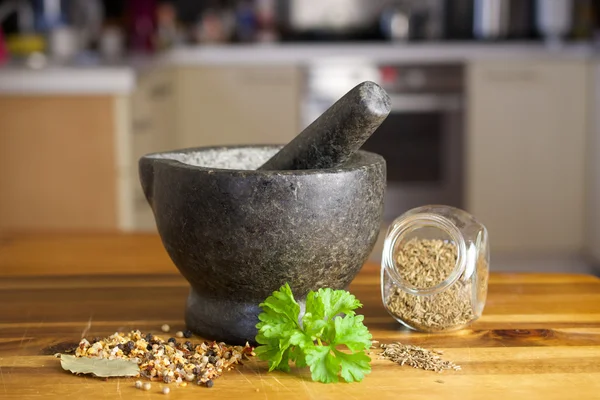 Taş değirmeni, baharat ve taze maydanoz