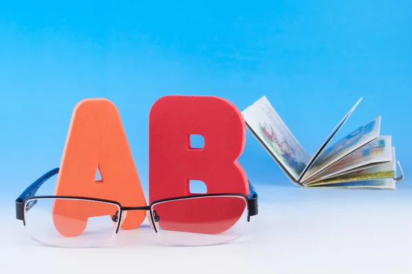 ABC harfleri, gözlük ve kitap