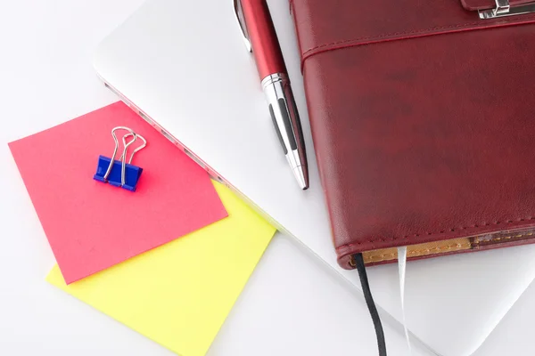 Defter ve diğer şeylerin bir laptop