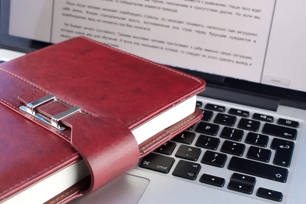 Kahverengi deri notebook laptop