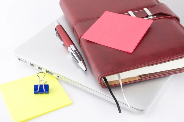 Defter ve diğer şeylerin bir laptop