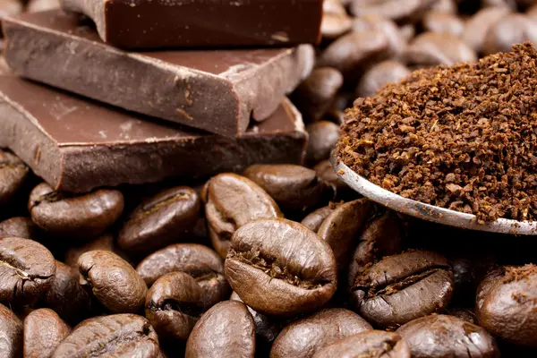 Kahve, kahve çekirdekleri ve çikolata zemin