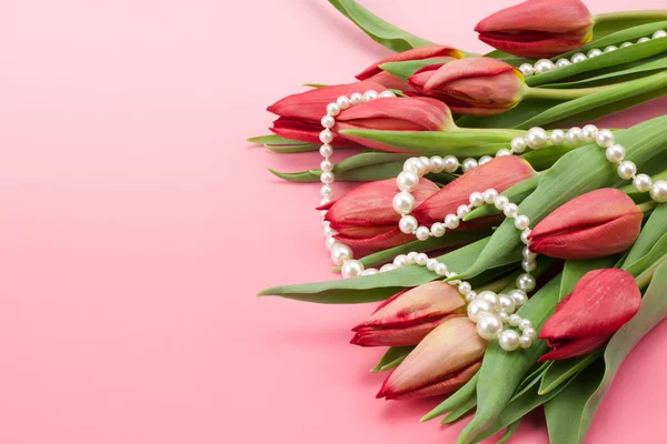 Kırmızı lale ve kolye