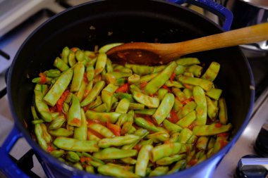 Akdeniz usulü yeşil fasulye pişirmek