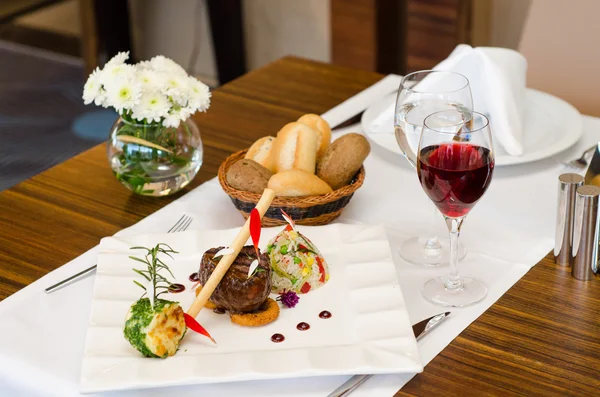 Biftek ve şarap ile yemek masası