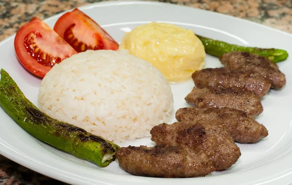 Kofte turco, prato de almôndega com arroz e pimenta — Fotografia de Stock