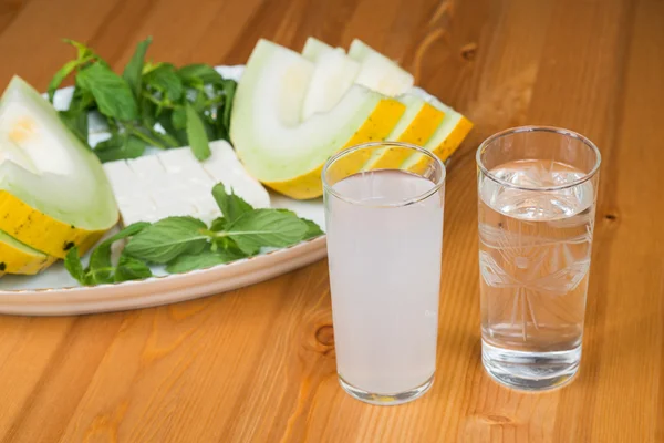 Raki turco con melone e formaggio feta — Foto Stock