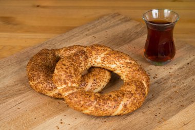 Simit (Simit) ahşap yüzeye