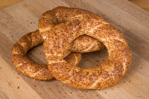 Bagel turco (Simit) su una superficie di legno — Foto Stock