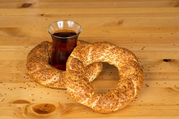 Bagel turco (Simit) su una superficie di legno — Foto Stock