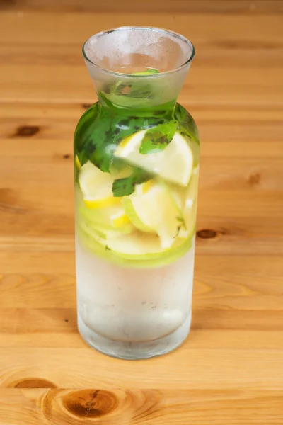 Vers water met citroen, apple en munt — Stockfoto