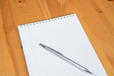 Not defteri ve kalem.