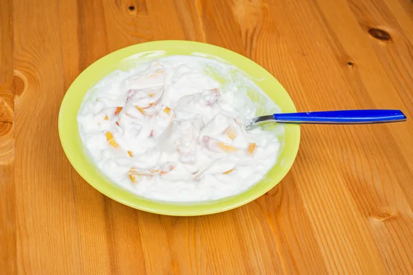 Joghurt mit Pfirsichsegmenten — Stockfoto