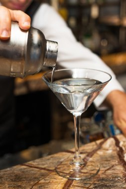 Barmen kokteyl hazırlama, iş yerinde. dökme martini kokteyl cam için.