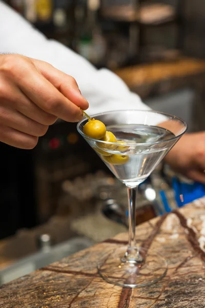 Preparación de martini con aceitunas . — Foto de Stock