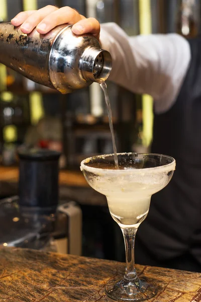 Hälla margarita till cocktailglas. konceptet om service och drycker. — Stockfoto