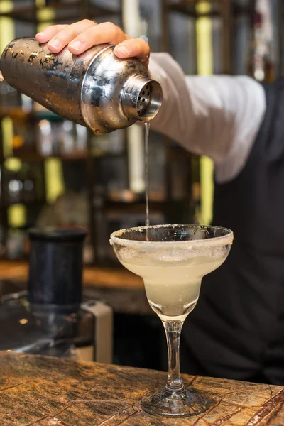 Hälla margarita till cocktailglas. konceptet om service och drycker. — Stockfoto