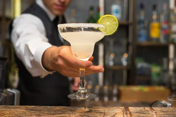 Barman portie margarita cocktail — Stockfoto