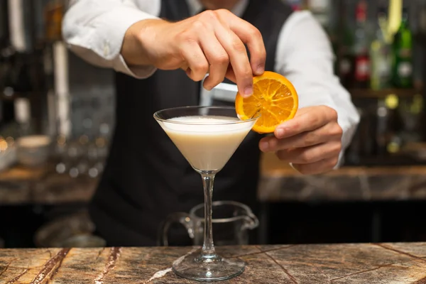 Barman w pracy, przygotowywanie koktajli. Przygotowywanie pina colada. — Zdjęcie stockowe