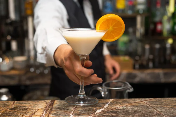 Barmen kokteyl hazırlama, iş yerinde. Pina colada hizmet