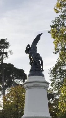 Cennetin Kaynağı (Fuente del ngel Cado) heykeli, İspanya, Madrid, Retiro Park 'taki Lucifer' i resmediyor.