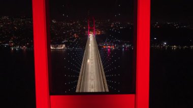 İstanbul 'da Avrupa ile Asya' yı birbirine bağlayan Aydınlatılmış Boğaz Köprüsü 'nün Hava Gece Görüşü