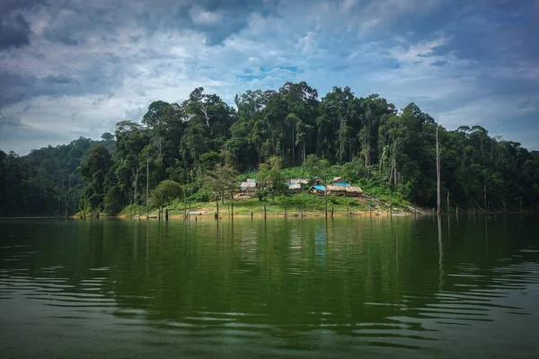 Ένα Τροπικό Δάσος Γραφικό Του Χωριού Orang Asli Στη Λίμνη — Φωτογραφία Αρχείου