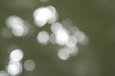 Arka plan görüntüleri için çarpıcı Bokeh fotoğraflarında su ışığı kırılma sahnesi.          