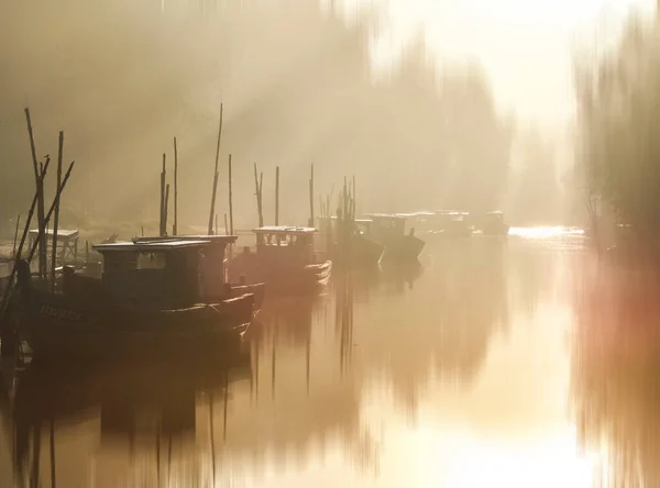 Foggy Zonnige Ochtend Vissersdorpen Vissersboot Vissersvloot — Stockfoto