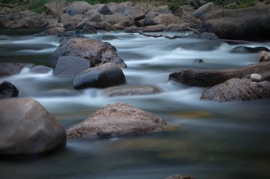 Hava serinletici tropikal yağmur ormanı şelalesi uzun süredir nehir manzarasında patlıyor..